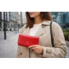 Kobieta z czerwonym portfelem Puccini – elegancja w codziennym stylu / Woman holding red Puccini wallet – everyday elegance